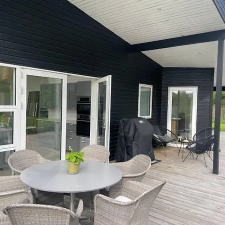 Feriehus Lovely Summerhouse *
